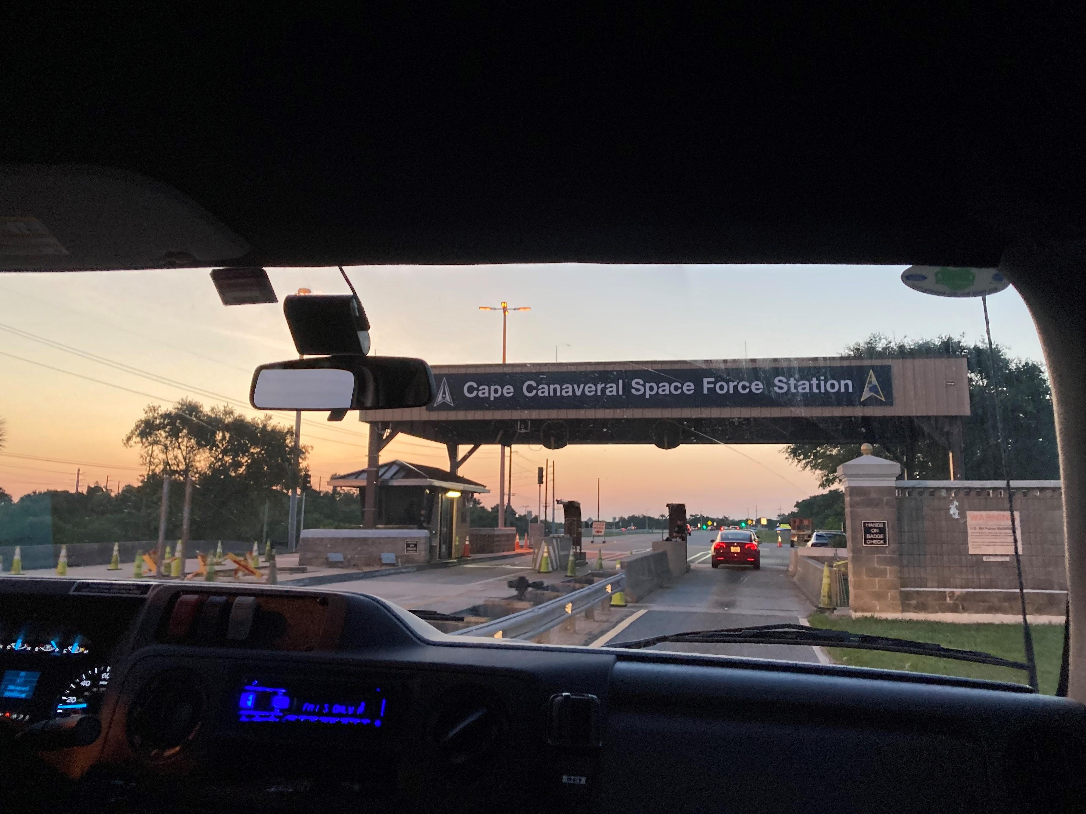 Entrée sur la base militaire de Cape Canaveral Space Force Station juste avant le levé du Soleil. Floride, le 1er juillet 2023. [RTS - Stéphanie Jaquet]