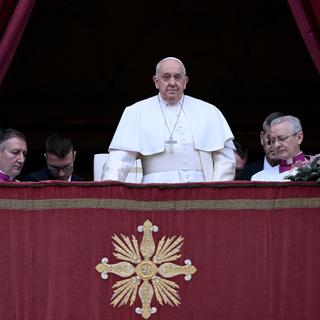 Le pape François lors de son traditionnel discours "Urbi et Orbi" sur la place St-Pierre au Vatican, le 25 décembre 2023. [AFP - Tiziana Fabi]