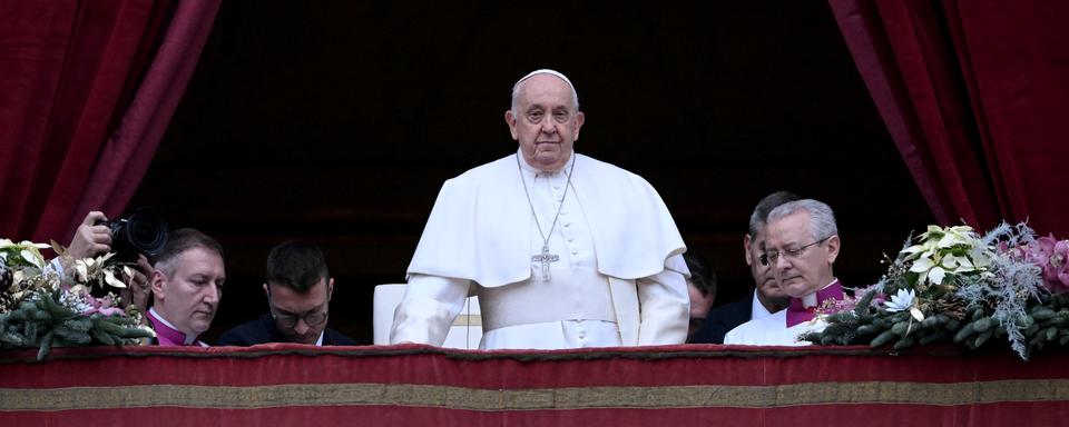 Le pape François lors de son traditionnel discours "Urbi et Orbi" sur la place St-Pierre au Vatican, le 25 décembre 2023. [AFP - Tiziana Fabi]