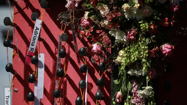 Un couronne mortuaire de fleurs et les noms des femmes victimes d'assassinats féminicides à Ciudad Juarez, une des villes les plus dangereuses et violentes pour les femmes au Mexique. [Keystone/EPA - Luis Torres]