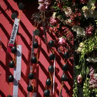 Un couronne mortuaire de fleurs et les noms des femmes victimes d'assassinats féminicides à Ciudad Juarez, une des villes les plus dangereuses et violentes pour les femmes au Mexique. [Keystone/EPA - Luis Torres]