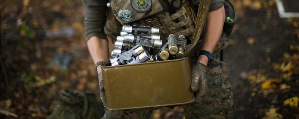 Un démineur ukrainien près du village de Hrakove, en Ukraine, le 13 octobre 2022. [KEYSTONE - FRANCISCO SECO]