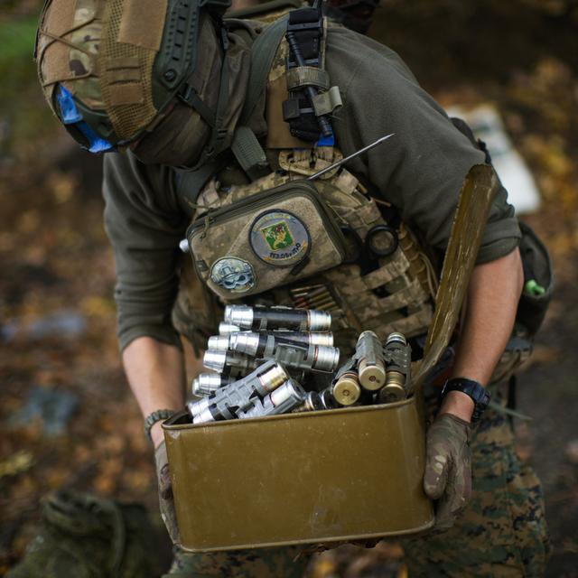 Un démineur ukrainien près du village de Hrakove, en Ukraine, le 13 octobre 2022. [KEYSTONE - FRANCISCO SECO]