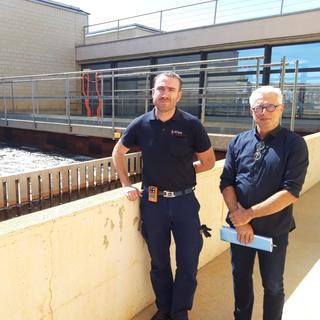 Philippe Maag et Julien Pelouas, guides des égoûts de la ville de Nyon le 2 août 2023 dans On se jette à l'eau. [RTS - Bastien von Wyss]