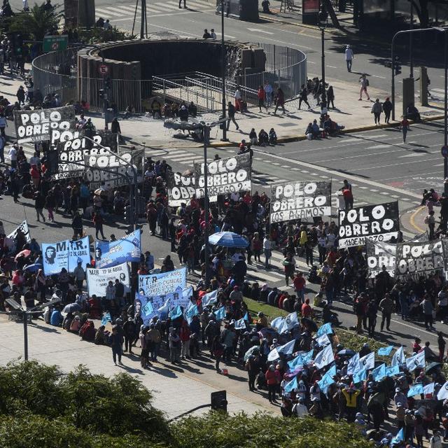 Des délégations de piqueteros de tout le pays arrivent sur la Plaza de Mayo, à Buenos Aires, en Argentine, le 18 mai 2023. [AFP - Anadolu Agency]