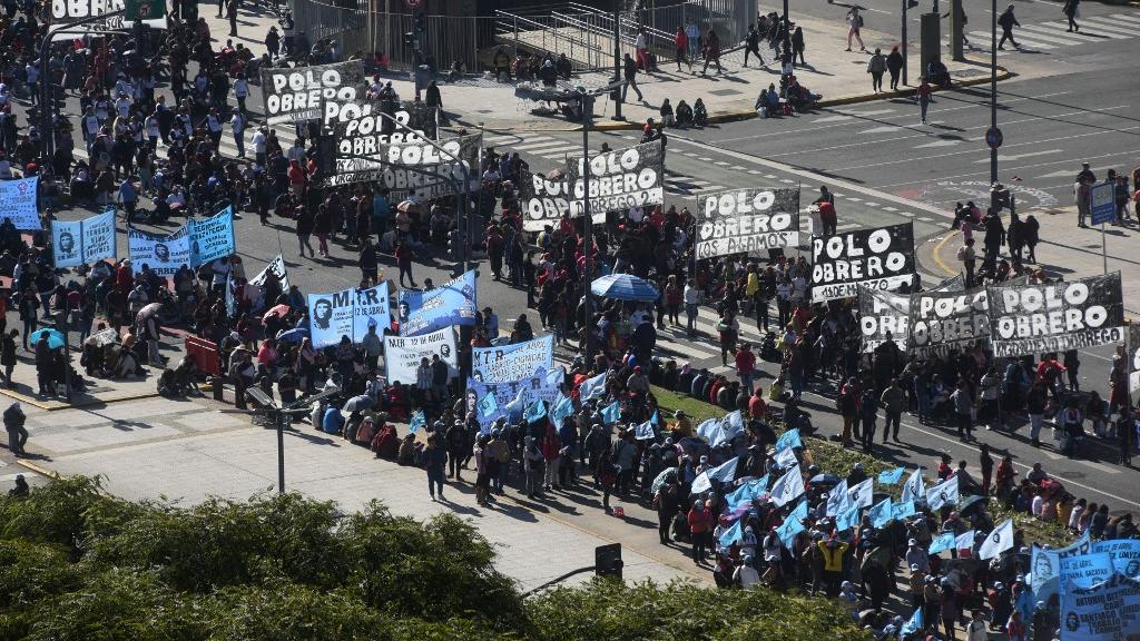Des délégations de piqueteros de tout le pays arrivent sur la Plaza de Mayo, à Buenos Aires, en Argentine, le 18 mai 2023. [AFP - Anadolu Agency]