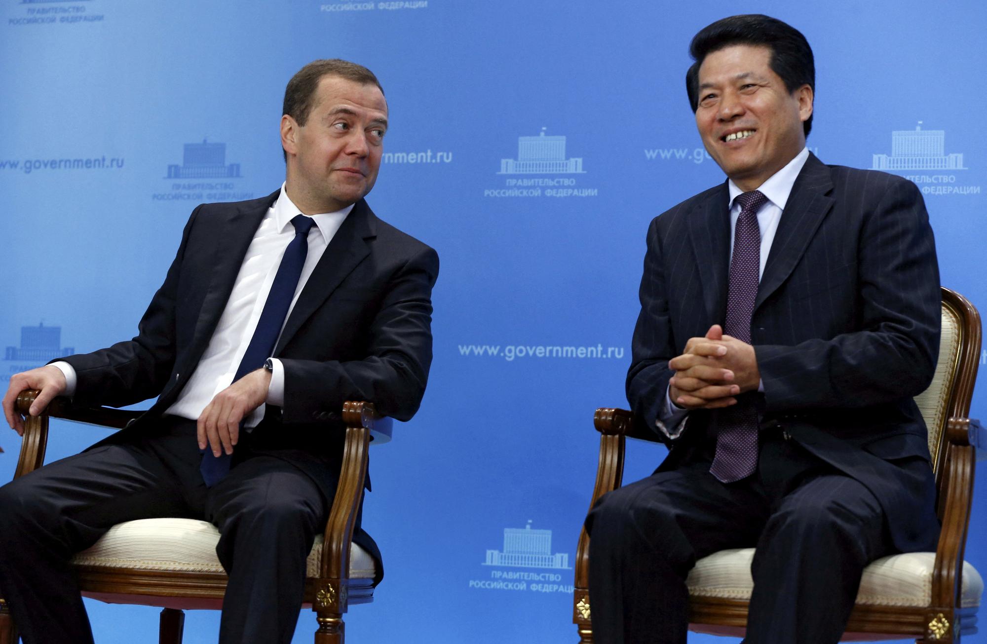 Li Hui, le nouveau représentant chinois pour les affaires eurasiennes, alors qu'il occupait le poste d'ambassadeur de la Chine à Moscou. Ici, aux côtés de Dmitri Medvedev, en juin 2015. [REUTERS - RIA Novosti]