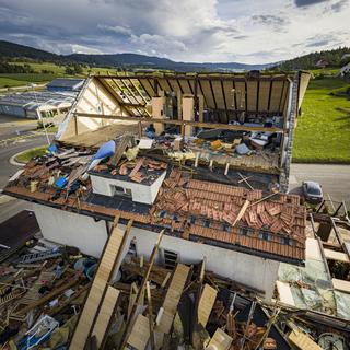 Une maison détruite par la tempête qui a frappé la Chaux-de-fonds le lundi 24 juillet. [Keystone - Valentin Flauraud]