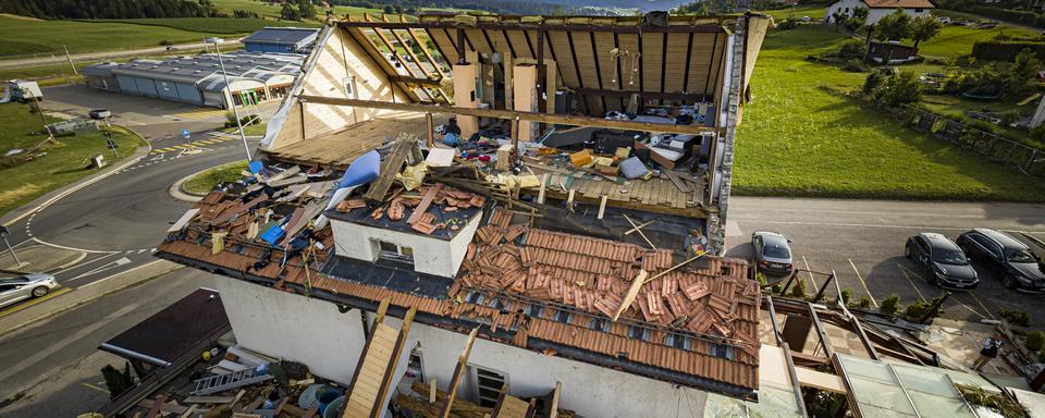 Une maison détruite par la tempête qui a frappé la Chaux-de-fonds le lundi 24 juillet. [Keystone - Valentin Flauraud]