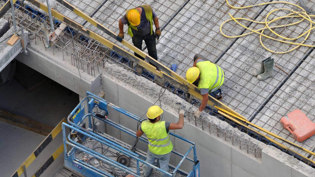 Des ouvriers posent du béton. [pjdespa]