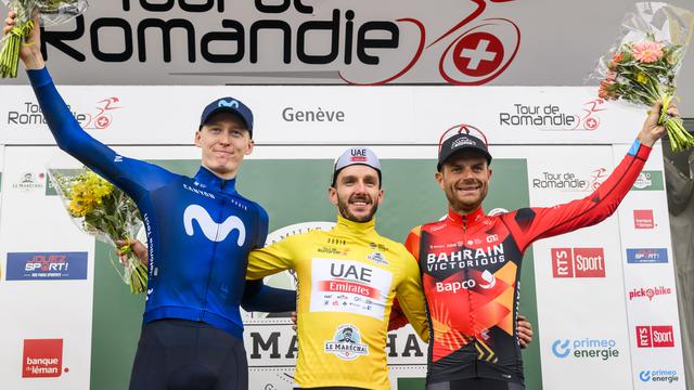 Le podium final du Tour de Romandie, avec Adam Yates (en jaune) devant Matteo Jorgenson (à gauche) et Damiano Caruso (à gauche). [Jean-Christophe Bott]