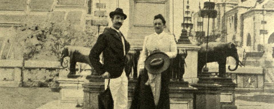 Cécile de Rodt avec un inconnu dans le quartier du palais de Bangkok (Thaïlande), vers 1901. [Verlag von F. Zahn]