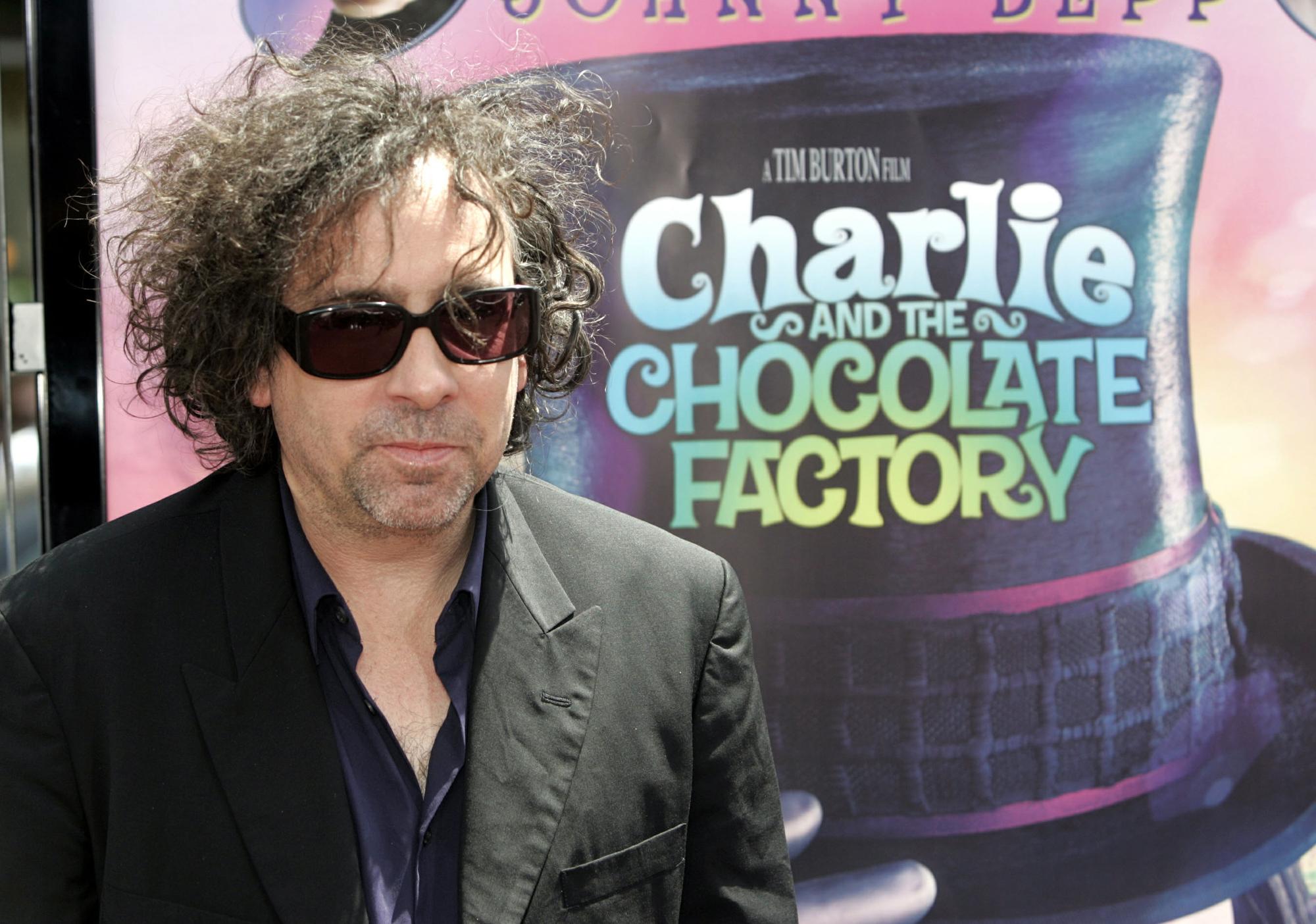 Le réalisateur Tim Burton en 2005, au moment de la sortie de son adaptation au cinéma du roman Charlie et la Chocolaterie. [Reuters - Fred Prouser]