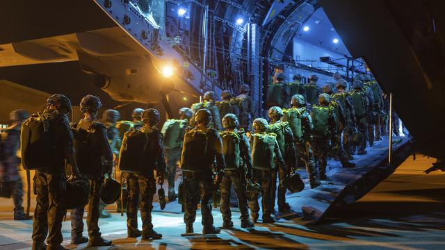 Des soldats de l'armée française embarquent dans un avion militaire pour participer à une opération de projection de force vers l'Estonie dans le cadre des missions de l'OTAN. [French Army via AP/ Keystone]