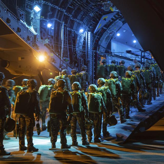 Des soldats de l'armée française embarquent dans un avion militaire pour participer à une opération de projection de force vers l'Estonie dans le cadre des missions de l'OTAN. [French Army via AP/ Keystone]