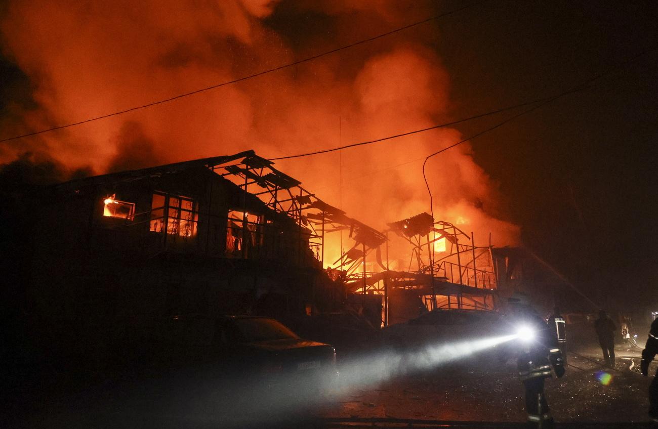 Des frappes russes ont provoqué un incendie à Kharkiv (nord-est de l'Ukraine). [Keystone - Sergey Kozlov]