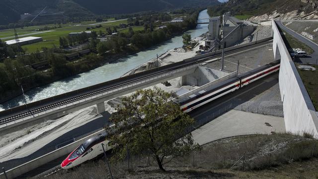 Au moins un des deux tubes du tunnel de base du Lötschberg devrait être remis en service samedi. [Keystone - Jean-Christophe Bott]