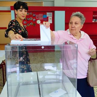 Une femme vote durant les élections législatives du 25 juin en Grèce. [EPA/Keystone - BOUGIOTIS EVANGELOS]