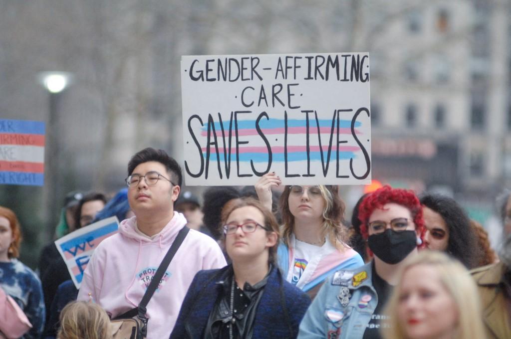 Des personnes manifestent en faveur des soins d'affirmation de genre, attaqués par des projets de loi souhaitant les interdire, à l'occasion de la Journée internationale de la visibilité transgenre, à Philadelphie dans l'Etat de Pennsylvanie. [AFP - Cory Clark / NurPhoto]