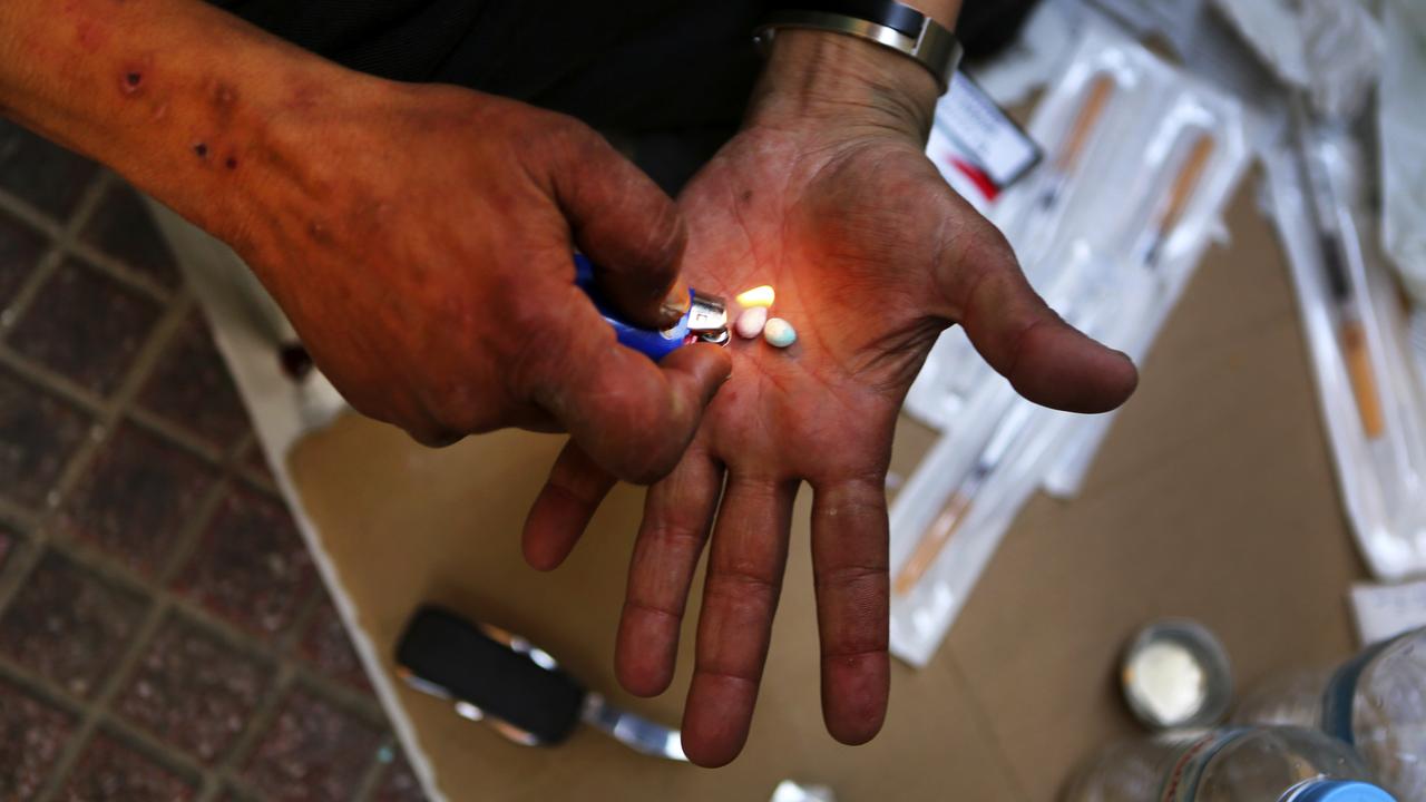 Un consommateur prépare un mix de drogue de cocaïne et de héroïne, [Reuters - Yannis Behrakis]