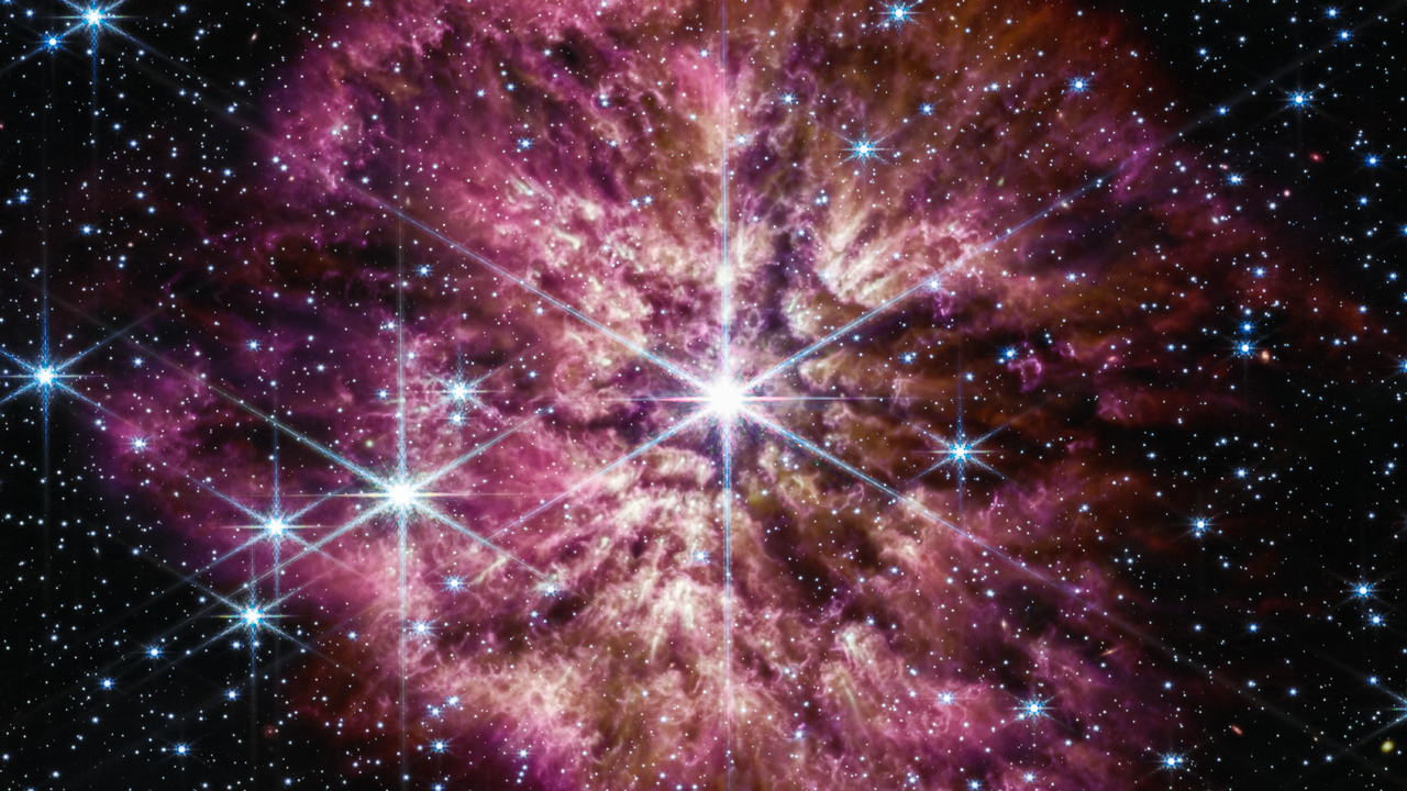 Le prélude à une supernova: l'étoile massive WR 124 est dans sa phase Wolf-Rayet, un nom qui décrit un état parmi les plus brefs détectable dans la vie d'un astre. Ici, l'étoile se débarrasse de ses couches externes avant d'imploser en supernova. [NASA, ESA, CSA - STScI, Webb ERO Production Team]