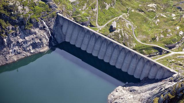 Le lac et le barrage du Lucendro photographiés en juillet 2011. [Keystone - Alessandro Della Bella]