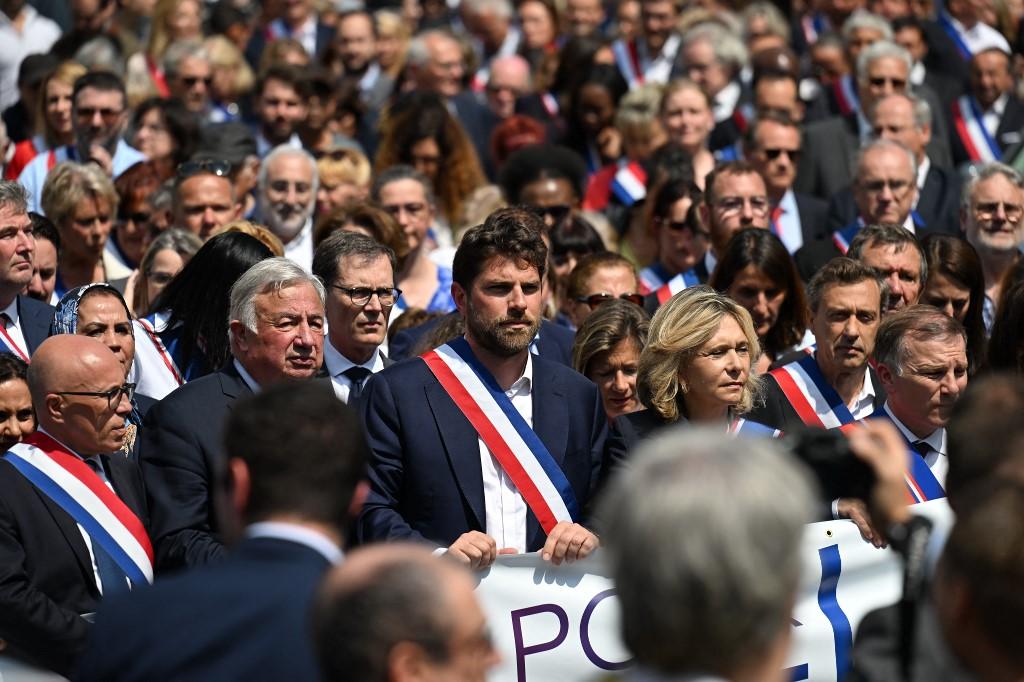 Vincent Jeanbrun (au centre) était entouré de responsables des Républicains, tels le président du parti Eric Ciotti (gauche), le président du Sénat Gérard Larcher (second depuis la gauche) et la présidente de la région Île-de-France Valérie Pécresse (seconde depuis la droite). [AFP - Emmanuel Dunand]