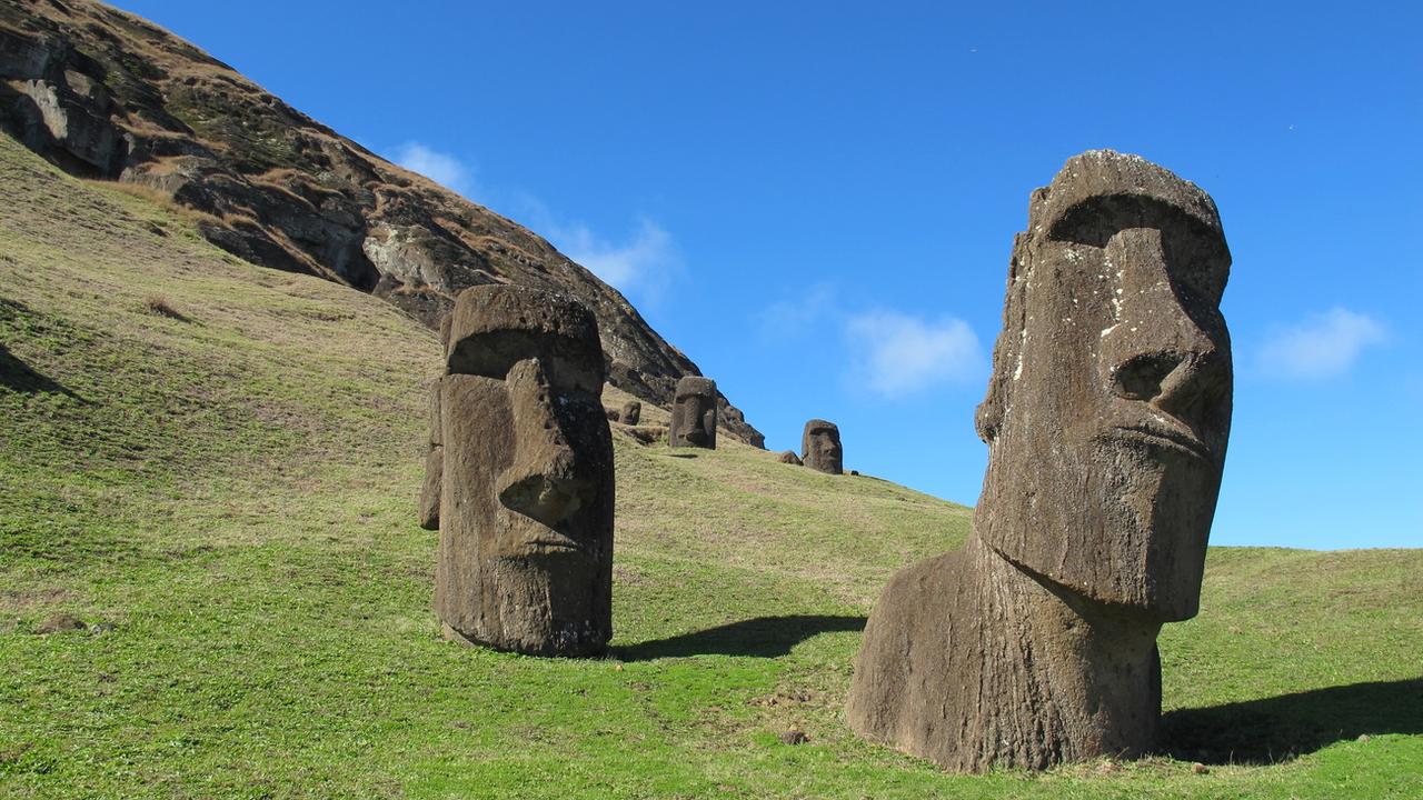 Un nouveau moai a été découvert sur l'île de Pâques en février 2023. [Keystone - Karen Schwartz]