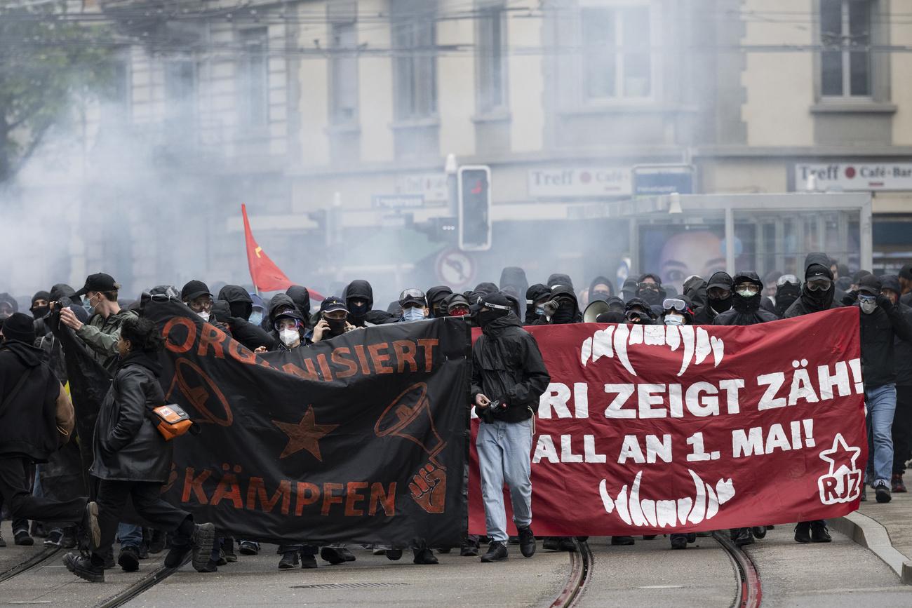 Des manifestants cagoulés pour la manifestation du 1er Mai à Zurich. [Keystone - Ennio Leanza]