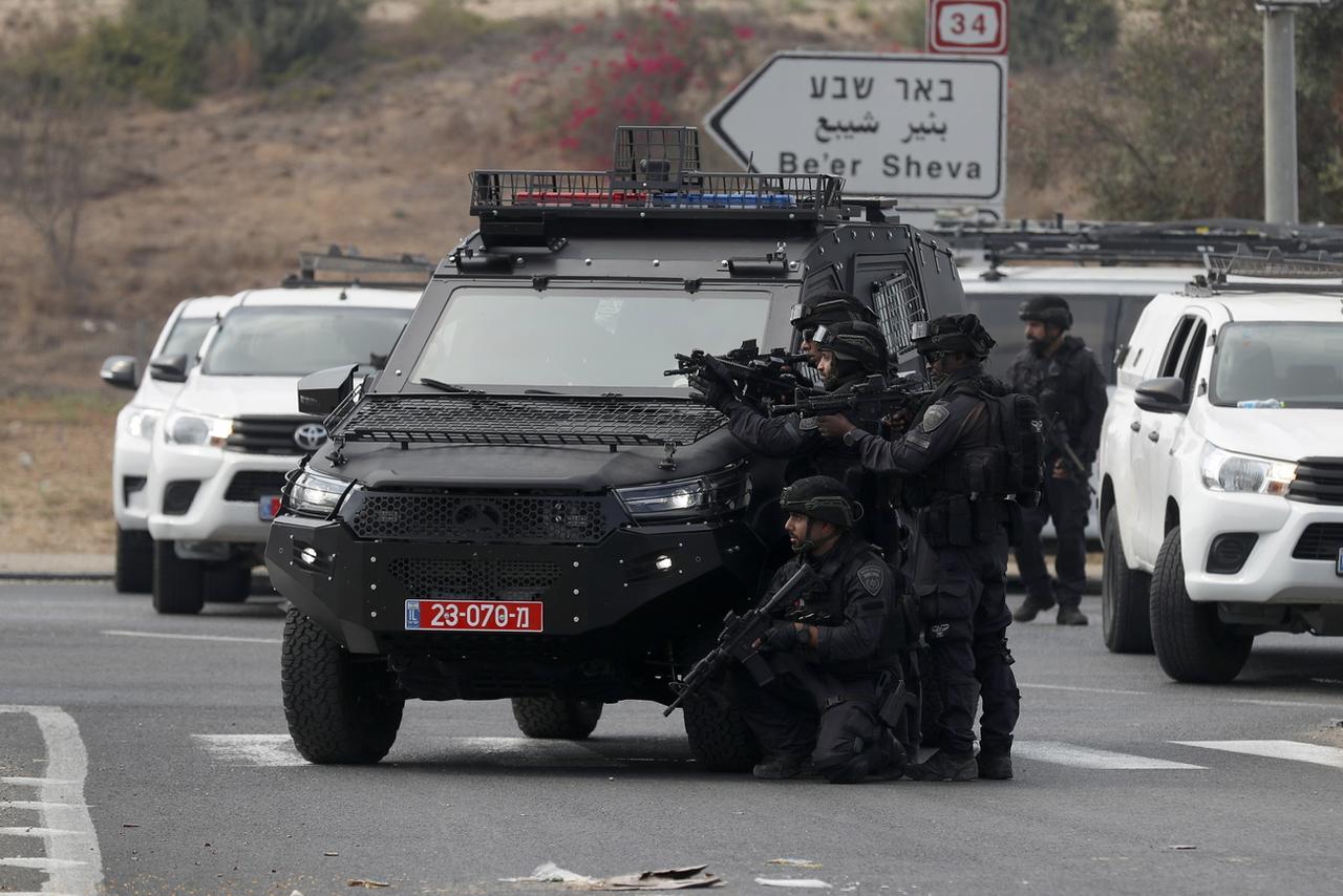 Des soldats israéliens prennent position sur la route principale près de la frontière avec Gaza, le 8 octobre 2023. [Keystone - EPA/ATEF SAFADI]