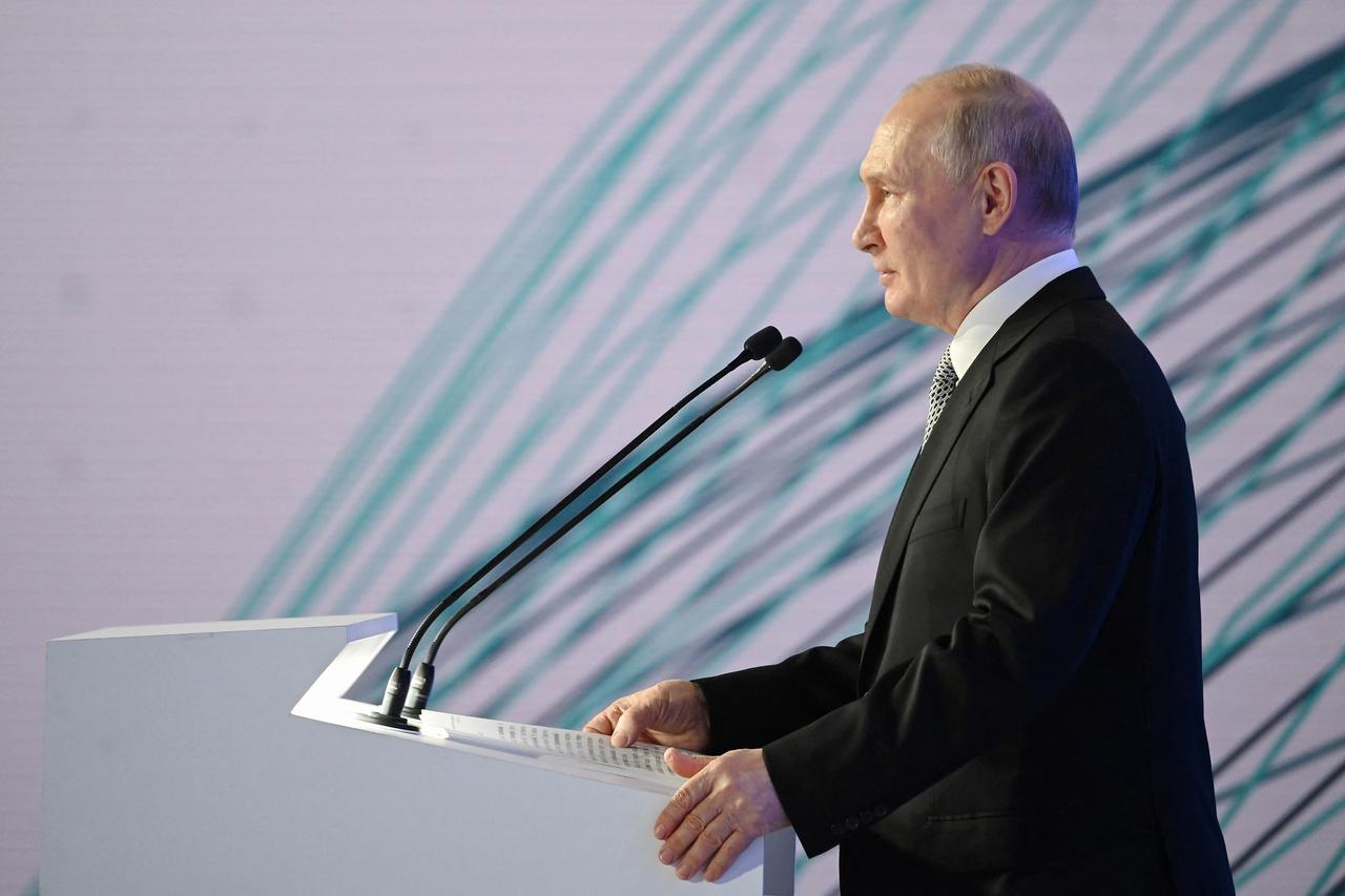 Le président russe Vladimir Poutine prononce un discours lors d'une session plénière du forum sur les technologies du futur à Moscou, le 13 juillet 2023. [AFP - ALEXANDER KAZAKOV]