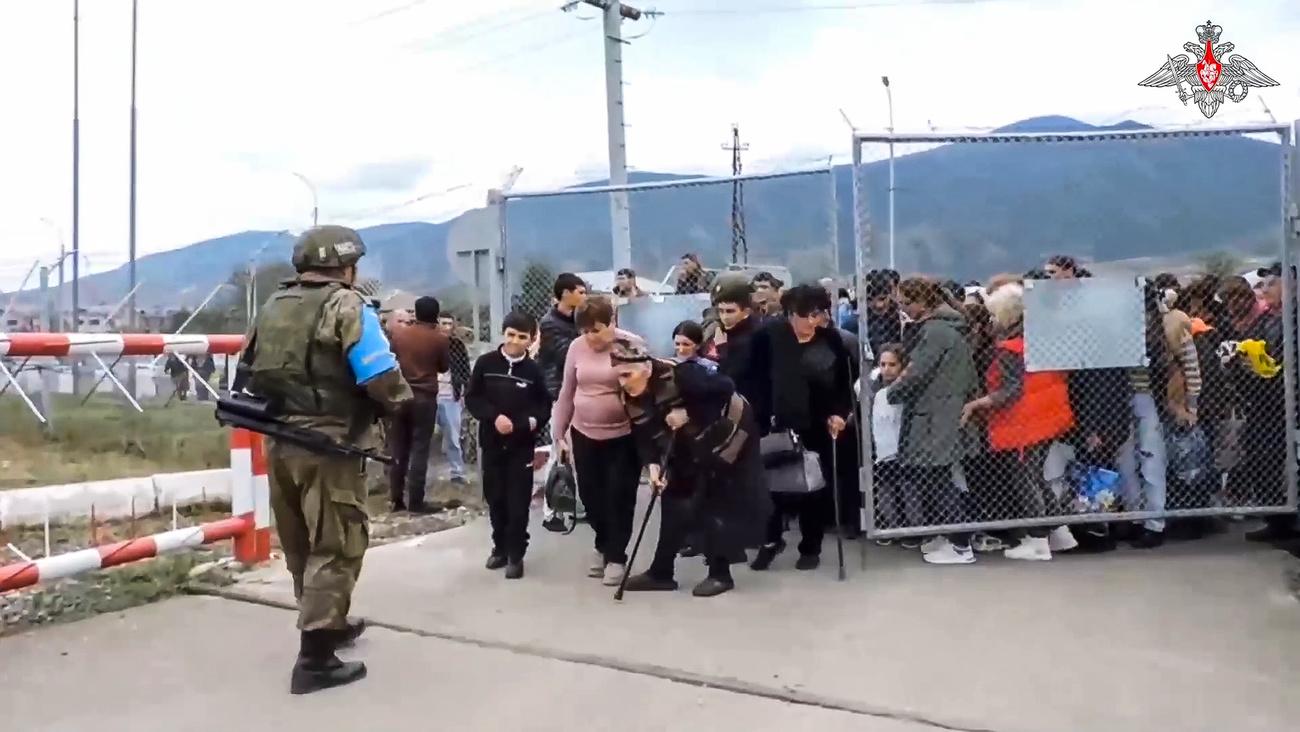 Des milliers d'habitants du Haut Karabakh ont afflué dans un camp géré par des soldats de maintien de la paix russes, près de Stepanakert. [Keystone/AP]
