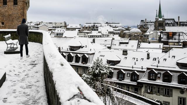 Une vue de Lausanne sous la neige. [Keystone - Jean-Christophe Bott]