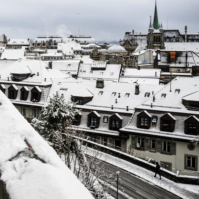 Une vue de Lausanne sous la neige. [Keystone - Jean-Christophe Bott]