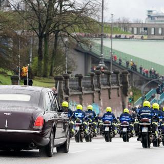 Vendredi 31 mars: la limousine du roi Charles III de Grande-Bretagne et de son épouse Camilla sous escorte policière à Hambourg au terme de leur voyage de trois jours en Allemagne. [Keystone/DPA - Marcus Brandt]
