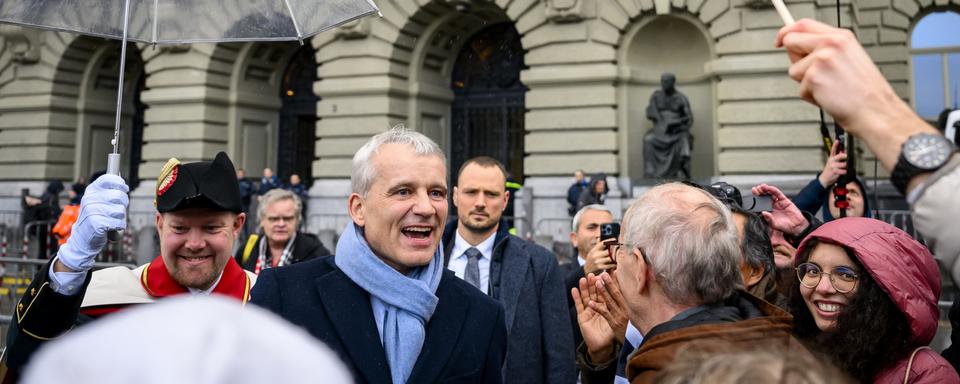 Le conseiller fédéral nouvellement élu Beat Jans rencontre ses partisans sur la place Fédérale, après le renouvellement intégral du Conseil fédéral par l'Assemblée fédérale, le 13 décembre 2023 à Berne. [KEYSTONE - JEAN-CHRISTOPHE BOTT]