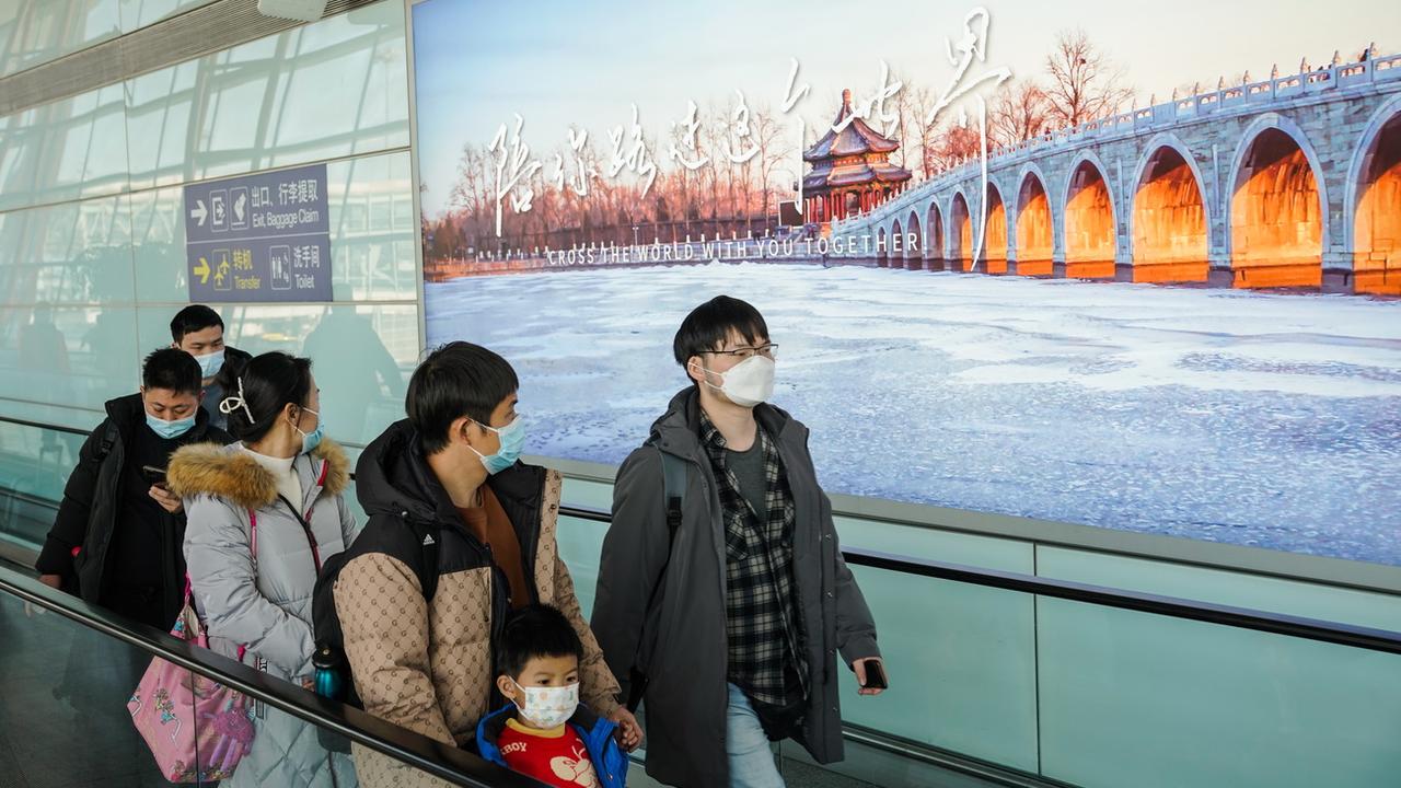 Des passagers à l'aéroport de Pékin. [Keystone - EPA/Wu Hao]
