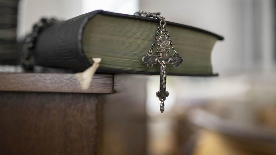 Des centaines de fidèles ont quitté l'Eglise catholique après les révélations sur les abus sexuels. [Keystone]