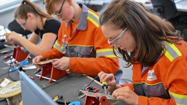 Les maîtres d'apprentissage au bénéfice de RHT pourront poursuivre l'encadrement des apprentis. [Keystone]