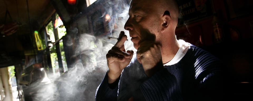 Un homme qui fume du cannabis. [Reuters - Jerry Lampen]