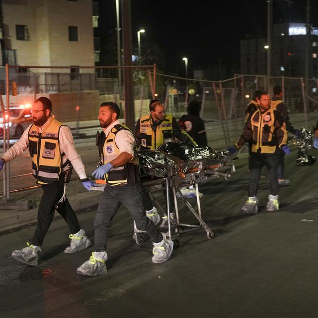 Les secours évacuent un corps après la fusillade meurtrière à Jérusalem. [Keystone - AP Photo/Mahmoud Illean]