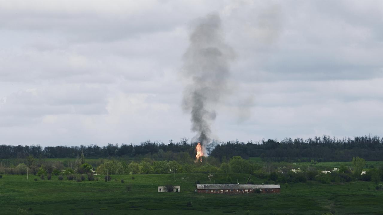 Un feu s'élève dans la nature après des tirs d'obus près de Bakhmout, Ukraine. [Keystone/AP Photo - Libkos]