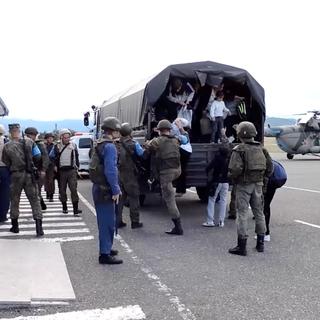 Des civils descendent d'un camion lors d'une évacuation effectuée par des soldats de maintien de la paix russes suite au lancement d'une opération militaire des forces azerbaïdjanaises au Haut Karabakh. [reuters - Ministère russe de la Défense]