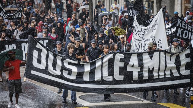 Entre 400 et 500 personnes ont manifesté le samedi 3 juin 2023 à Lausanne, à quelques jours du procès des six policiers impliqués dans l'intervention qui a coûté la vie à Mike Ben Peter en février 2018. [Keystone - Valentin Flauraud]