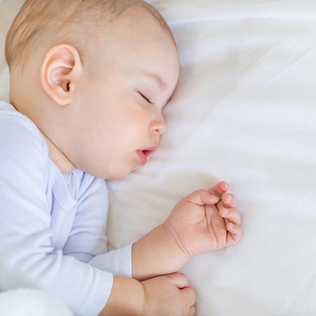 De nos jours, nous connaissons encore peu ce qui influence le sommeil des nourrissons, et quelles sont les répercussions sur le développement de leur cerveau. [Depositphotos - LenaMiloslavskaya]