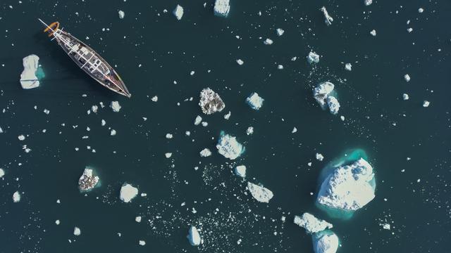 Le bateau Kamak navigue entre les icebergs qui se sont détachés des glaciers, à cause de la fonte des glaces, au Groenland. [AFP - Olivier Morin]