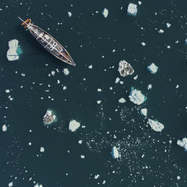 Le bateau Kamak navigue entre les icebergs qui se sont détachés des glaciers, à cause de la fonte des glaces, au Groenland. [AFP - Olivier Morin]