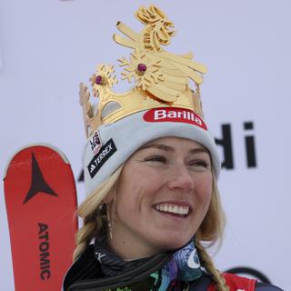 Mardi 24 janvier: une couronne pour la reine Mikaela Shiffrin, désormais la skieuse avec le plus de victoires de l'histoire. [Keystone - AP Photo/Alessandro Trovati]