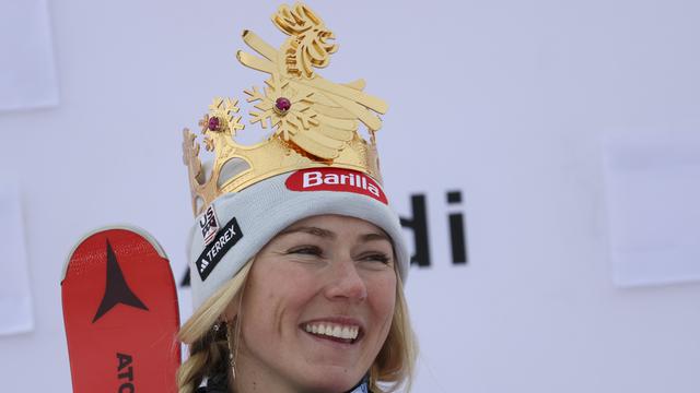 Mardi 24 janvier: une couronne pour la reine Mikaela Shiffrin, désormais la skieuse avec le plus de victoires de l'histoire. [Keystone - AP Photo/Alessandro Trovati]