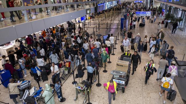 La situation a été chaotique durant toute la journée à Genève Aéroport. [Keystone - Martial Trezzini]